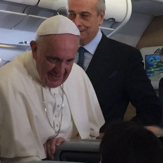 Periodista mexicano limpia zapatos al Papa durante vuelo