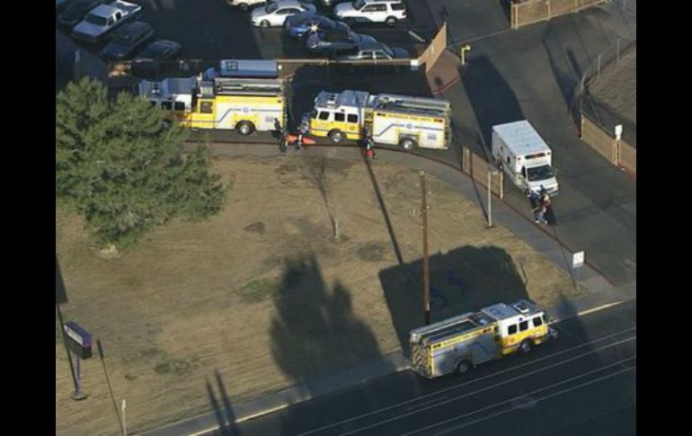 Vehículos policiales y de bomberos se encuentran en el lugar. ESPECIAL / ABC15