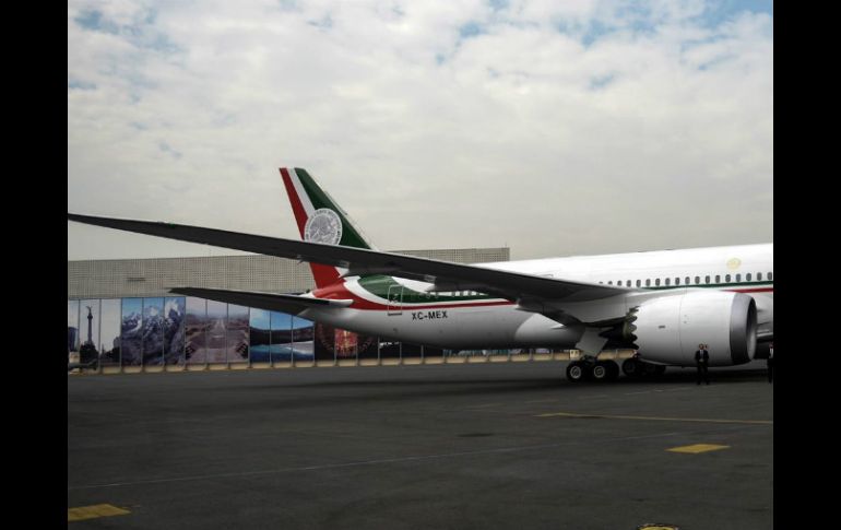El términos prácticos, la Bandera Nacional plasmada en el avión muestra su anverso y reverso teniendo como asta la ''nariz'' del avión. FACEBOOK / Presidente Enrique Peña Nieto