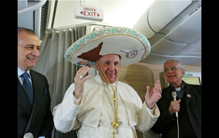 El Papa Francisco porta un sombrero de charro, en su viaje con periodistas rumbo a México. EFE / A. Di Meo