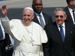 El presidente Raúl Castro saluda al Papa Francisco a su llegada a La Habana. AFP / Y. Lage