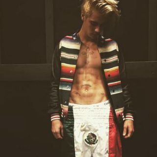 Justin Bieber luce shorts con Bandera de México