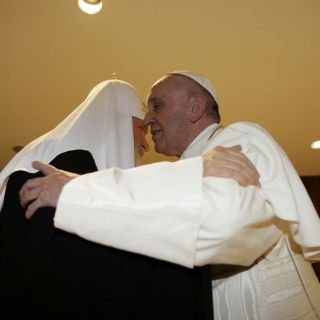 Papa Francisco y Patriarca Kiril se dan histórico abrazo en Cuba