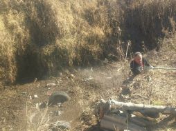 Realizaron maniobras para extraer el vehículo del canal que estaba volcado y totalmente sumergido. ESPECIAL /