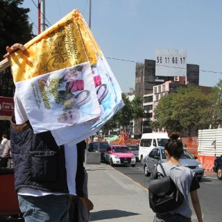 Personas llegan a avenida Insurgentes por recorrido papal