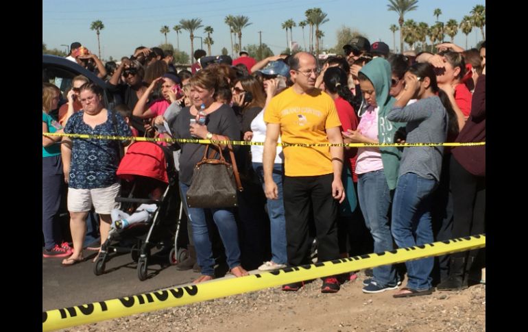 Decenas de ansiosos padres se aglomeraron en torno a la Independence High School de Glendale. AP / M. York