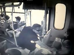 Justo después de que el ladrón arrebata el celular, la afectada baja del camión persiguiéndolo. YOUTUBE / Ruta622