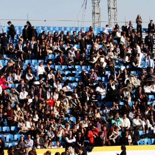 Ingresan personas a Hangar Presidencial para recibir al Papa