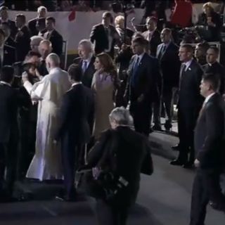 El Papa Francisco rompe el protocolo al bajar del avión