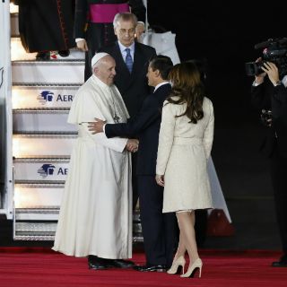 Pese al frío, familias están decididas a ver al Papa