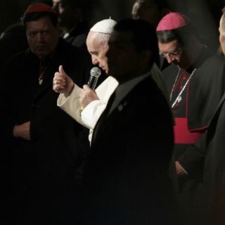 El Papa sale de Nunciatura para saludar a feligreses