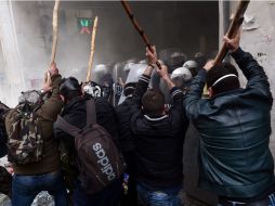Granjeros arrinconan a los antimotines en Atenas. AFP /