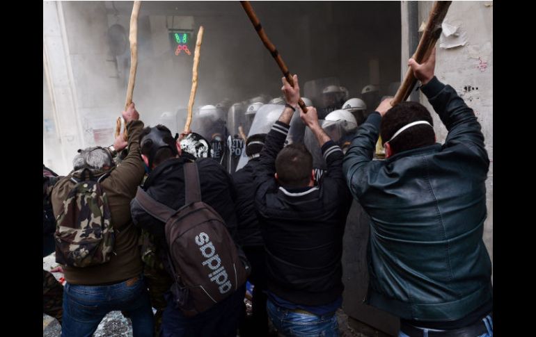 Granjeros arrinconan a los antimotines en Atenas. AFP /