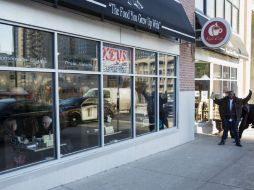 Minnesota. Agentes del servicio secreto revisan a un afroestadounidense afuera del café donde desayuna el demócrata Bernie Sanders. AP / E. Vucci