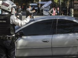 El objetivo es sacar de la circulación a los vehículos usados por delincuentes, quienes usan el polarizado para no ser identificados. EL INFORMADOR / R. Tamayo