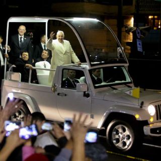 Miles acompañan al Papa en su arribo a México