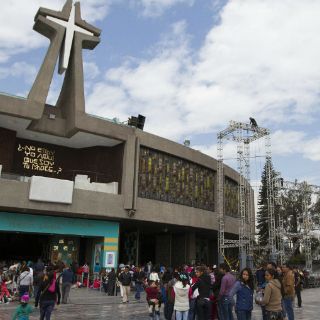 Asistentes a la Basílica de Guadalupe batallan para ingresar