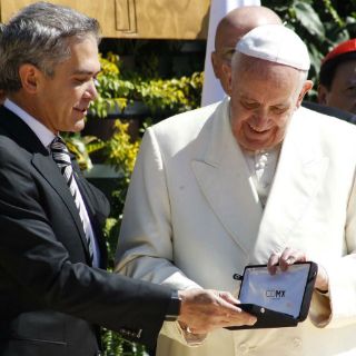 Dan a Papa Francisco llaves de la Ciudad de México