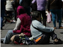 Algunos fieles sin boleto se encuentran en las inmediaciones de la Basílica, con la esperanza de poder entrar a la misa. EFE / J. Méndez