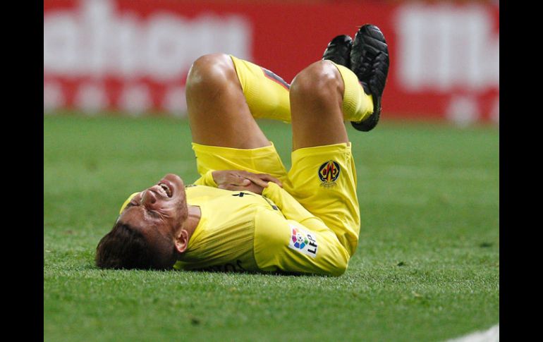 Jonathan dos Santos se queja de una falta durante el partido de este día ante el Málaga. AFP / J.Jordan