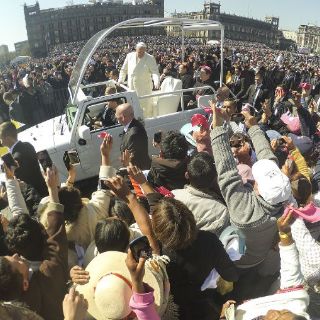 El Papa dedica 11 segundos a jóvenes indígenas en el Zócalo