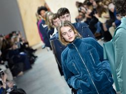 Lacoste inauguró el día con una colección retro-futurista, cómoda y adaptable con amplio uso del vinilo. AFP / S. Vlasic