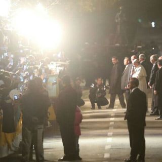 De nuevo, el Papa sale de Nunciatura a rezar con fieles