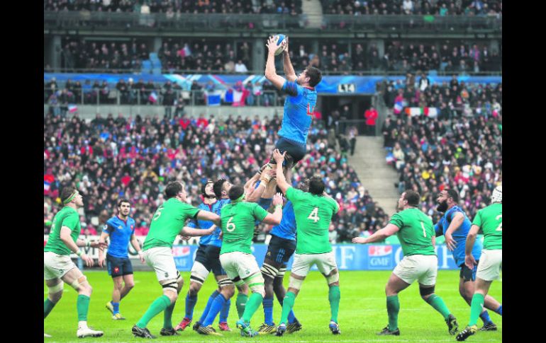 El francés Alexandre Flanquart (arriba) atrapa el ovoide en el Estadio Stade de France. EFE / I. Langsdon
