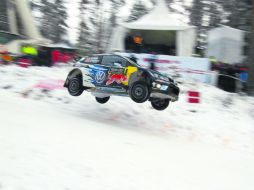 El piloto francés Sebastian Ogier en la etapa de ayer del Rally de Suecia. AP /
