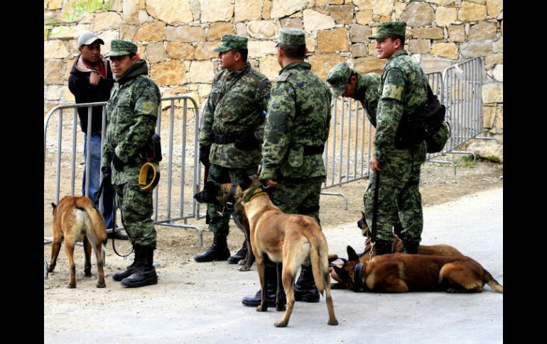 Policías y elementos de la Defensa Nacional resguardan la entrada al Centro Deportivo Municipal donde el Papa oficiará una misa. NTX / J. Lira