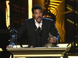 Lionel Richie da un discurso de agradecimiento al recibir el galardón. AP / C. Pizzello