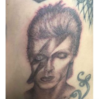Lady Gaga se tatúa a David Bowie