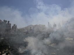 El incendio provocado en el almacén afectó a varias viviendas aledañas. EFE / Y. Arhab