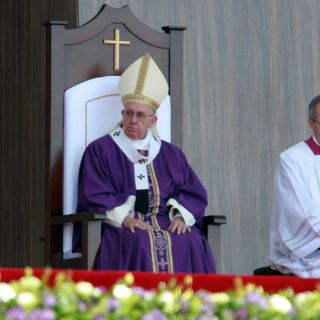 Existe una sociedad de pocos y para pocos: Papa Francisco