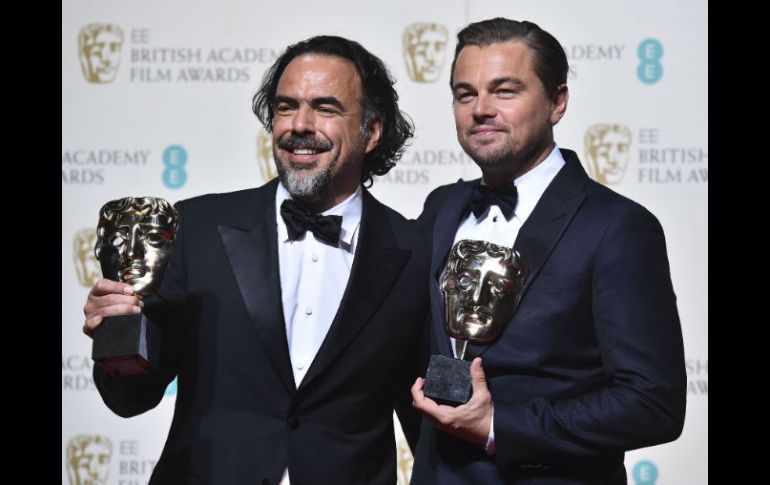 El director mexicano González Iñárritu y el actor Di Caprio salen orgullosos de su premio. AFP / B. Stansall