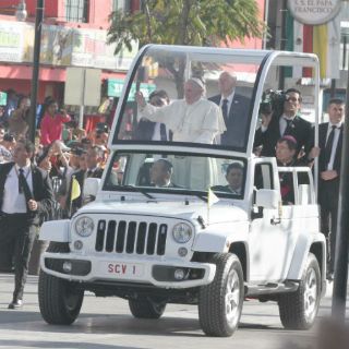 El Papa Francisco recibe playera de Cruz Azul