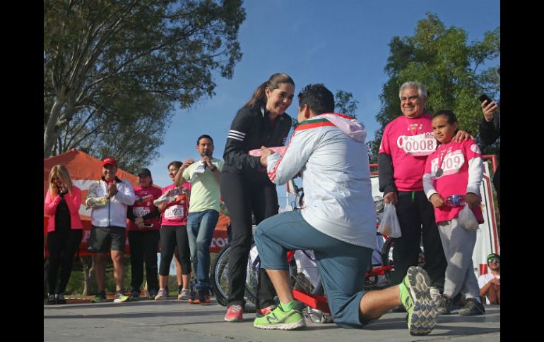 Después de la carrera, este hombre decidió declarar su amor. EL INFORMADOR / M. Vargas