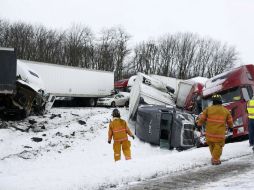 En la colisión estuvieron involucrados 64 vehículos, entre ellos decenas de camiones de carga con remolque. AP / D. Zampogna