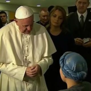 Joven enferma conmueve al Papa al cantar 'Ave María'