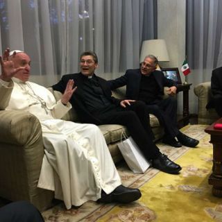 Jesuitas entregan al Papa reliquia de beato mexicano