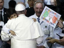 Niño de cinco años abraza al Papa Francisco, durante su visita al Hospital Infantil de México 'Federico Gómez'. AP / G. Borgia