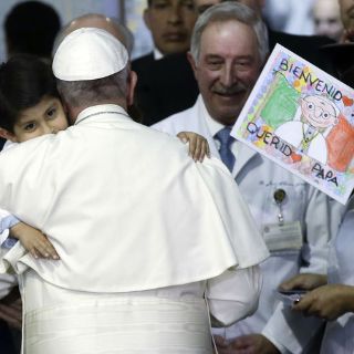 Pide Papa frenar a traficantes de la muerte