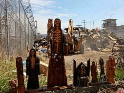 Maquinaria pesada retiró del centro penitenciario toneladas de artículos, entre ellos, efigies de madera de la Santa Muerte. EL INFORMADOR /  V. Rosas