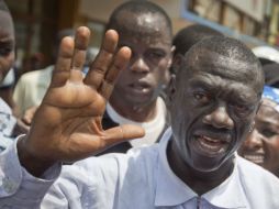 La Policía lanzó gases lacrimógenos para bloquear la marcha de los seguidores de Besigye. AP / B. Curtis