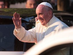Una leve sonrisa del pontífice y su mano en señal de saludo fue suficiente para sus fieles. EFE / S. Gutiérrez