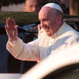 Cantan las mañanitas al Papa en su salida hacia el AICM