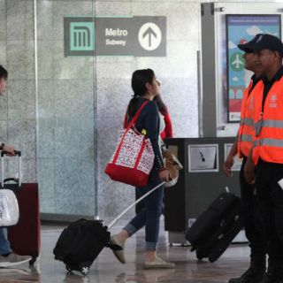 Apoyan a viajeros del AICM con traslados