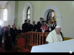 El Sumo Pontífice bendijo a las personas en la Catedral, antes de dirigirse a Tuxtla Gutiérrez. TWITTER / @ConElPapa