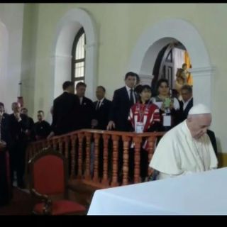 El Papa Francisco reza ante tumba de Samuel Ruiz