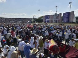 Cientos de feligreses esperaban bajo el sol a que el Pontífice llegara al estadio. AFP / O. Torres